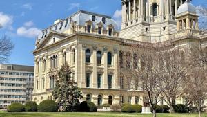 Illinois’ compact fluorescent bulb ban begins to take effect